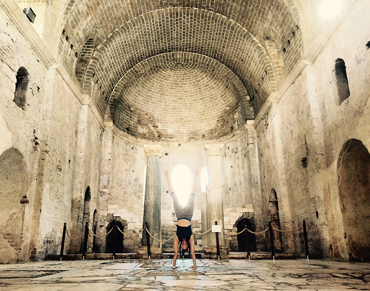Peppermynta-Lucie-Beyer-Handstand-Yoga_Kirche