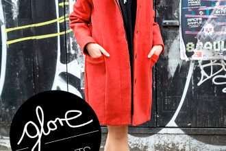 Fair Fashion, Slow Fashion und grüne Mode: Glore – Fair Fashion Look mit rotem Wintermantel - Labels: Wunderwerk "Knitdress Oversize" und Veja "Esplar Low Leather Gold Pierre Natural Puxador", Story ID Tag Sterling Necklace von Article 22 und Swedish Stockings Strumpfhosen