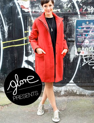 Fair Fashion, Slow Fashion und grüne Mode: Glore – Fair Fashion Look mit rotem Wintermantel - Labels: Wunderwerk "Knitdress Oversize" und Veja "Esplar Low Leather Gold Pierre Natural Puxador", Story ID Tag Sterling Necklace von Article 22 und Swedish Stockings Strumpfhosen