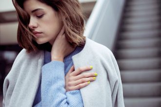 Fair Fashion, Slow Fashion und Fairknallt.de: Marie Nasemann – Fair Fashion Look mit blauem Strickpullover - Labels: Maska, Jan n June, Kester Black