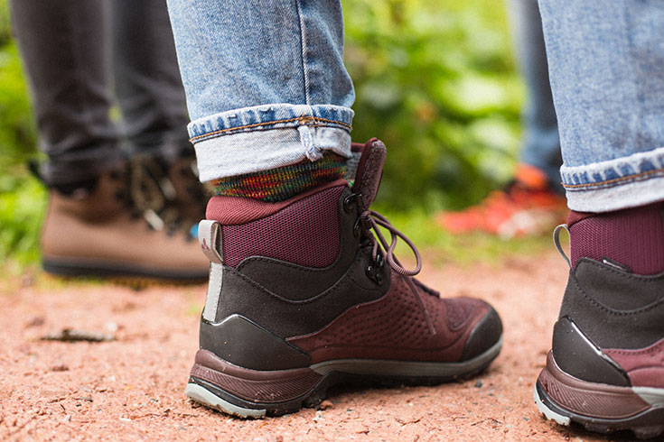 Nachhaltige Wanderschuhe – Bequeme Trekkingschuhe im Outdoor Test. Lara hat nachhaltige Trekkingschuhe TRK Skarvan Mid STX von Vaude getestet. Persönlicher Erfahrungsbericht in den Bergen
