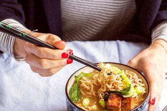 vegane Ramen Nudelsuppe aus dem Buch Himmlisch gesund von Foodbloggerin Lynn Hoefer aka Heavenlynn Healthy