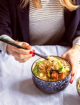 vegane Ramen Nudelsuppe aus dem Buch Himmlisch gesund von Foodbloggerin Lynn Hoefer aka Heavenlynn Healthy