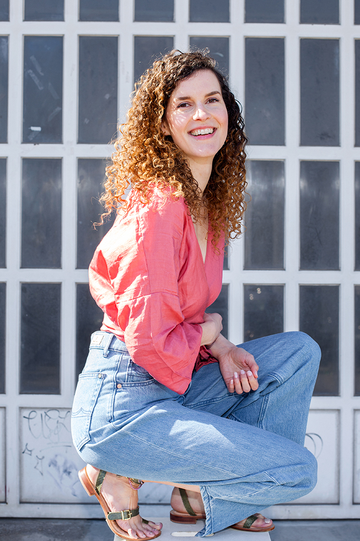 Fashion Revolution Week 2019 #whomademyclothes: Mia Marjanovic von Hey Lila Hey trägt eine Wickelbluse von Jyoti und eine Jeans von Kings of Indigo