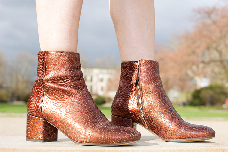 Fashion Revolution Week 2019 #whomademyclothes:Sandra Schittkowski von Nine to Five trägt ein Kleid von Natascha von Hirschhausen und Ankleboots von Nine to Five