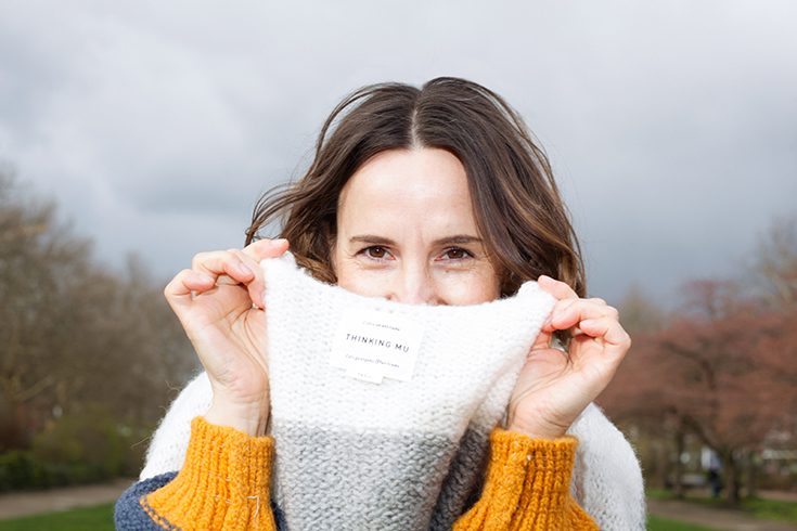 Fashion Revolution Week 2019 #whomademyclothes:Sandra Schittkowski von Nine to Five trägt ein Kleid von Natascha von Hirschhausen und Ankleboots von Nine to Five