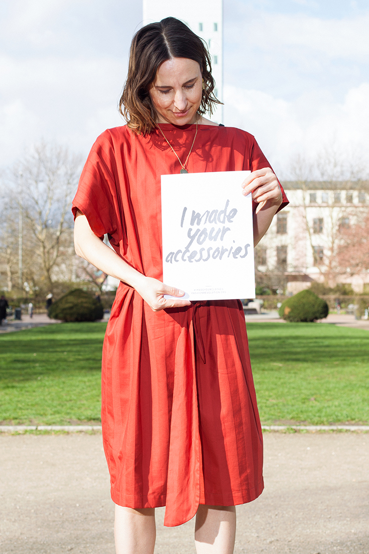 Fashion Revolution Week 2019 #whomademyclothes:Sandra Schittkowski von Nine to Five trägt ein Kleid von Natascha von Hirschhausen und Ankleboots von Nine to Five
