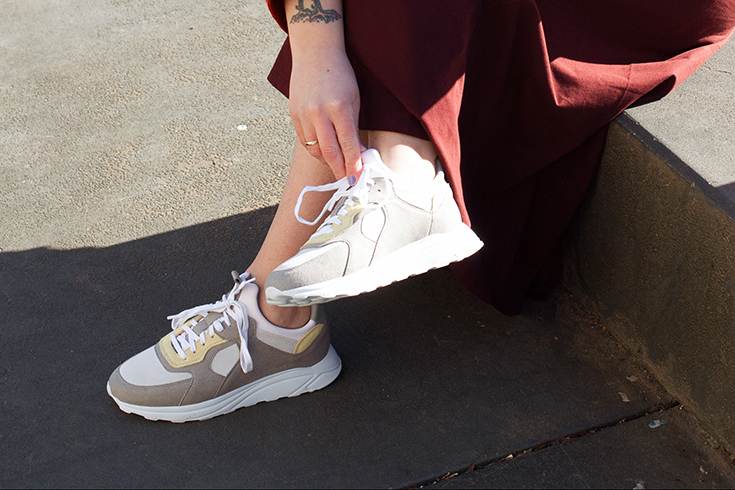 Fashion Revolution Week 2019 #whomademyclothes: Wiebke Clef von Glore Hamburg trägt Kowtow und Ekn Sneaker