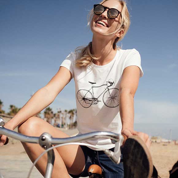 Peppermynta Brandfinder: recolution. Das Fair-Fashion Label produziert coole, vegane Streetwear aus nachhaltigen Materialien. Das Label ist GOTS und Fairtrade zertifiziert: Sweatshirts & Hoodies, Zipper, Longsleeves, Shorts & Hosen, Unterwäsche