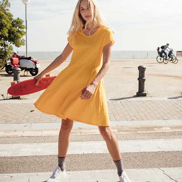 Peppermynta Brandfinder: recolution. Das Fair-Fashion Label produziert coole, vegane Streetwear aus nachhaltigen Materialien. Das Label ist GOTS und Fairtrade zertifiziert: Sweatshirts & Hoodies, Zipper, Longsleeves, Shorts & Hosen, Unterwäsche