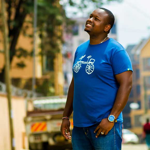 Peppermynta Brandfinder: Kipepeo Clothing. Fair Fashion, made in Tansania. Kipepeo Clothing ist ein soziales Modelabel aus Stuttgart. Mit fairer und nachhaltiger Streetwear werden Schulen in Afrika unterstützt. T-Shirts aus Biobaumwolle.