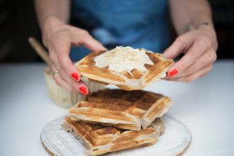 Eco Lifestyle: Vegane Waffeln mit Cashew-Creme – Makrobiotik Rezept – von Madhavi Guemoes