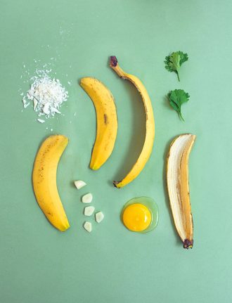 Kochen mit Resten – Rezept für Schnitzel aus Bananenschalen. Die Küche der Achtsamkeit von Tainá Guedes, gegen Lebensmittelverschwendung