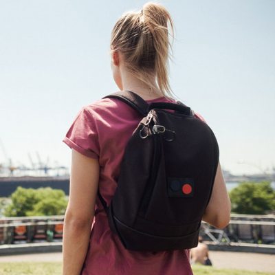 Peppermynta Brandfinder: pinqponq. Das Label produziert Eco Accessoires (Rucksack, Hipbag, Bauchtasche, Tasche), die aus recycelten PET-Flaschen hergestellt werden. Die großteils veganen Rucksäcke werden unter fairen Arbeitsbedingungen hergestellt.