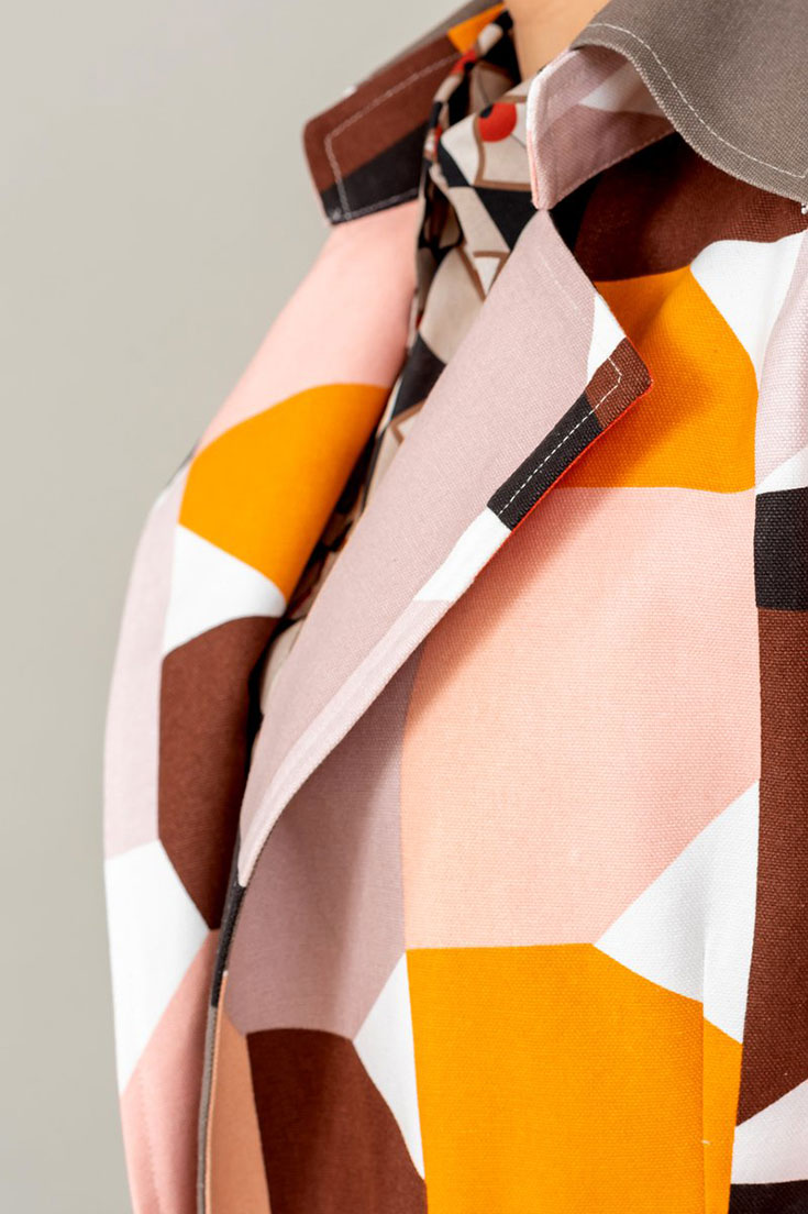 Plus Size Trenchcoat auch in Übergößen erhältlich: S bis XXXL oder Maßanfertigung von Atelier Snow, gefertigt in Österreich