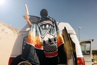 Voited Blanket – Nachhaltige Outdoor Decken aus recycelten Plastikflaschen. Nachhaltige Decke für Camping, Festival, Strand, Surfen. Multifunktionale Decke 4-in-1: Kissen, Schlafsack, wasserdichter Poncho / Cape. Vanlife at its best!