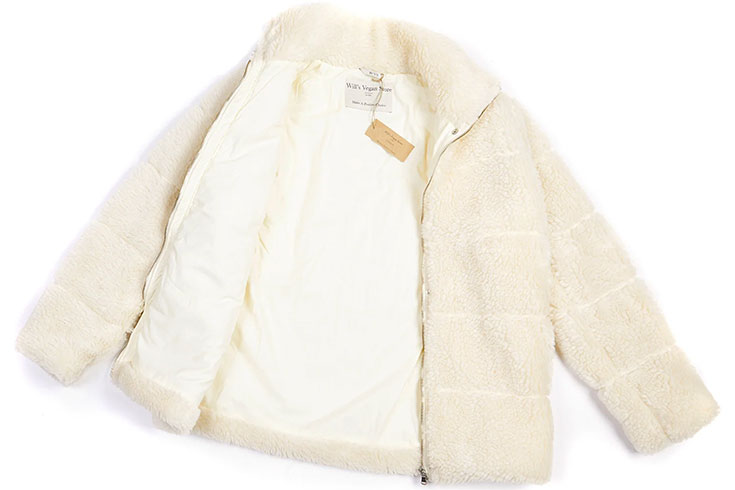 Wo kann man eine Fair Fashion Winterjacke kaufen? Nachhaltiger Wintermantel gesucht? Wir stellen die schönsten nachhaltigen Jacken & fairen Mäntel für den Winter 2023 vor: Veganer Daunenmantel, vegane Pufferjacke mit pflanzlichen Daunen, nachhaltige Teddyjacke, veganer Kunstpelz, Fair Fashion Plüschmantel, faire Fake Fur Jacke, Faux Fur Mantel, nachhaltiger Wollmantel aus Bio Wolle ohne Mulesing, vegane Lammfelljacke, Lammfellmantel ohne Tierleid, wasserdichter Parka für den Winter, Oversized Wintermantel aus Bio Merinowolle