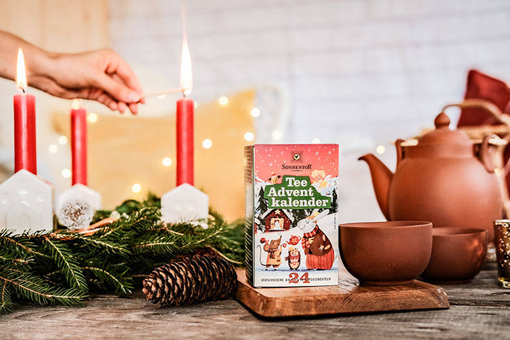 Nachhaltige Adventskalender 2023: Nachhaltiger Adventskalender im Test! Von Fair Trade Schokolade, veganer Schokoladenadventskalender, Naturkosmetik Adventskalender, Bio Tee, Bio Gewürze, Naturkosmetik für Männer, Aromatherapie, samenfestes Saatgut, natursüße Pralinen ohne Zuckerzusatz mit Dattelmus bis Bio Tee Kalender. Bio Tee Adventkalender von Sonnentor