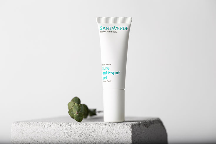 Naturkosmetik SOS-Pflege gegen Pickel, Akne, Mitesser & unreine Haut. Wirksame Soforthilfe, Tipps & Tricks, damit Hautunreinheiten über Nacht verschwinden. Entzündungshemmend Biokosmetik Produkte mit natürlichen Inhaltsstoffen, die Pickel sofort bekämpfen. Pure Anti-Spot Gel von Santaverde