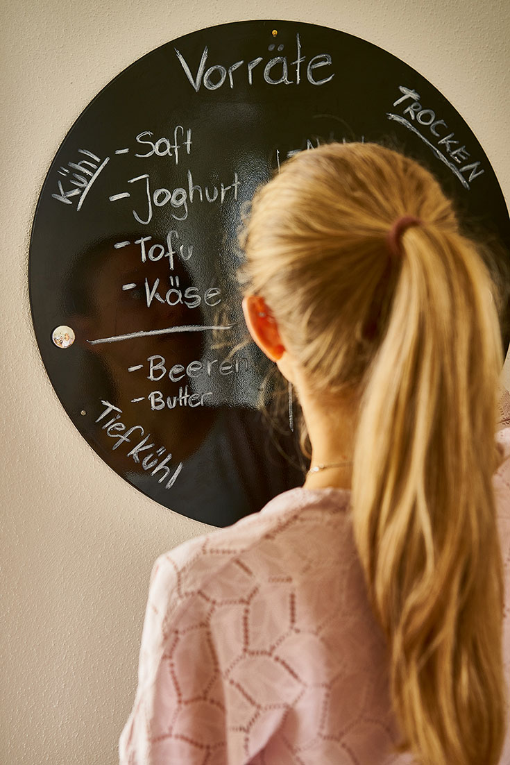 Nachhaltige Ernährung leicht gemacht – Das Kochbuch für weniger Lebensmittel Verschwendung. Das Buch Deine Küche kann nachhaltig von Verena Hirsch hilft dir regional, vegan und saisonl zu kochen. Die Rezepte sind einfach und helfen dir nachhaltiger zu kochen