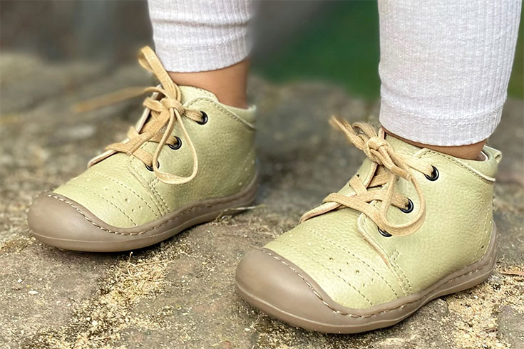 Nachhaltige Lauflernschuhe aus Naturleder für Kleinkinder von Anna und Paul. Vegetabil gegerbt