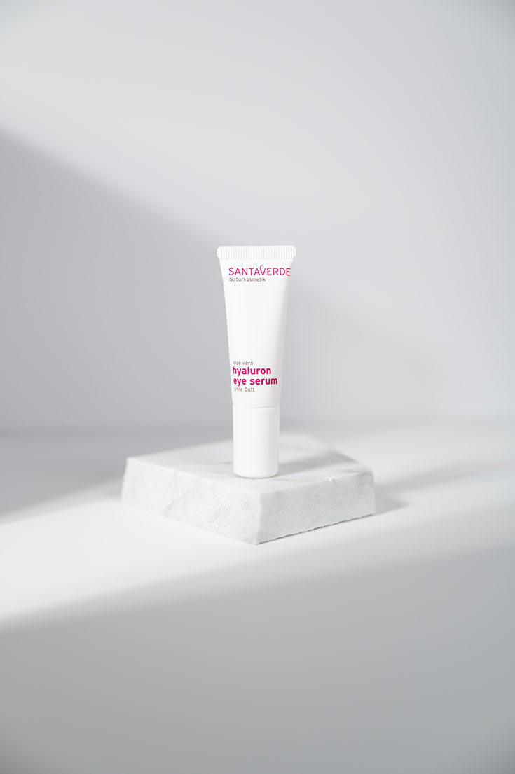 Naturkosmetik Augencreme mit Hyaluronsäure – Das neue Hyaluron Eye Serum von Santaverde gegen Augenringe, Augenfältchen, Tränensäcke. Vegane Kosmetik mit Aloe Vera