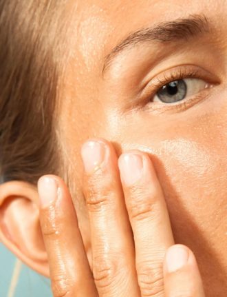 Unreine Haut – Naturkosmetik für mehr Balance bei hormonellen Hautunreinheiten. Natürliche Hautpflege gegen Akne, Pickel und Mitesser während der Menstraution. Tipps von Dunja Kara von True Organic Basics