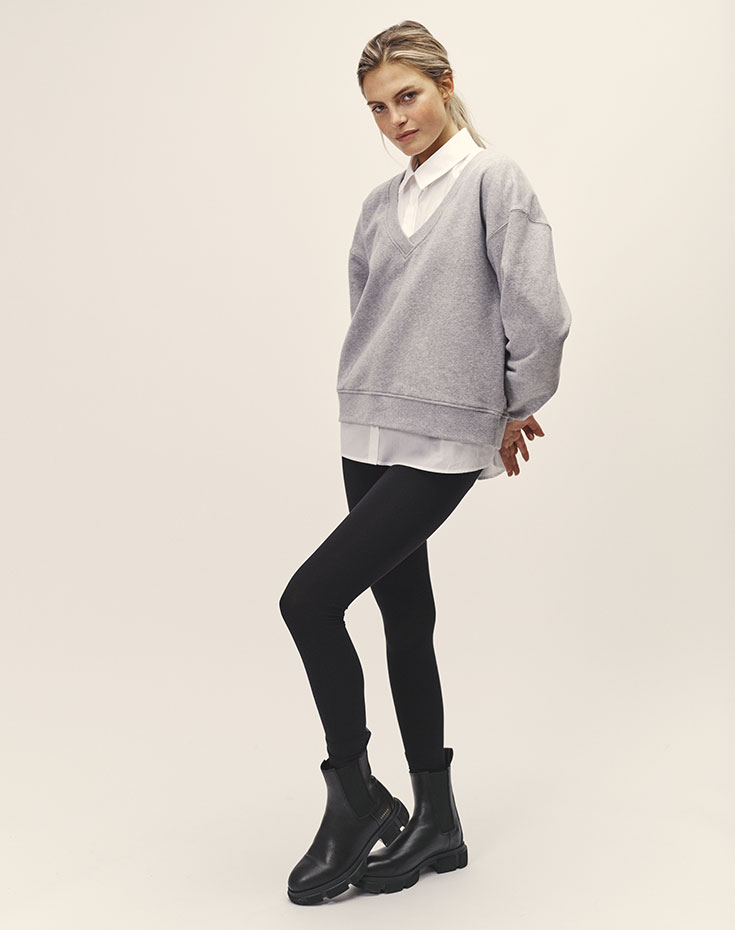 WOTE - Zeitlose und stylische Fair Fashion für deine Capsule Wardrobe, faire Mode, nachhaltige Kleidung, Minimalismus, faire Strickmode, nachhaltige Basics, weiße Bluse, Sweater aus Bio-Baumwolle