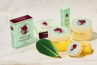 La vie d’Amelie – Ehrliche und regionale Naturkosmetik aus Deutschland. Schloss Neuhaus Güldenmoor: Fester Conditioner, Gesichtsserum Roll-On, Deocreme, Lip Balm, Gesichtsbalm, Haarseife, natürliche Kosmetik