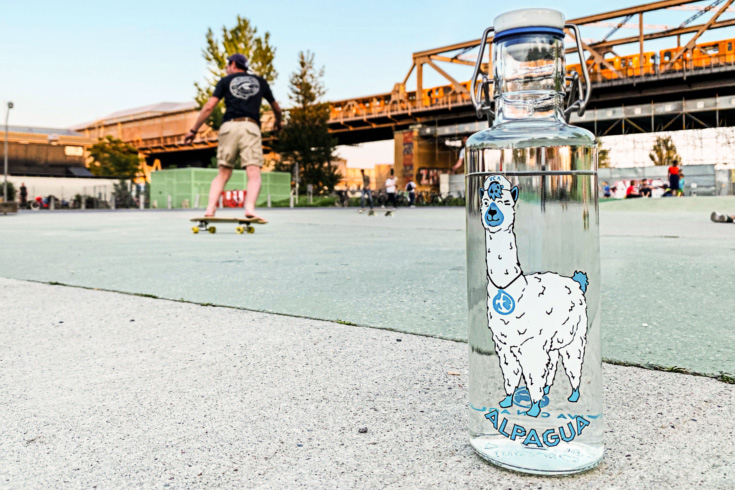 Peppermynta Brandfinder: Soulbottles stellt faire, klimaneutrale sowie schadstofffreie und plastikfreie Trinkflaschen her: Wasserflaschen aus Glas und Stahl