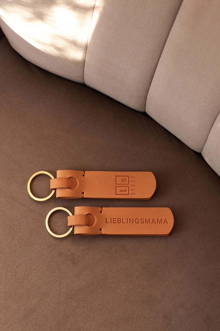 Geschenke für Weihnachten, Geburtstag, Muttertag: Individualisierte Schlüsselanhänger aus chromfrei gegerbten Naturleder von Laura Stolz.