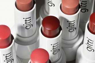 Dekorative Naturkosmetik? Natürliche dekorative Kosmetik – Das ist die Colour & Care Serie von Gitti! Plus Gitti Rabattcode für vegane Mascara, getönter Lip Balm, Lidschatten, Blush